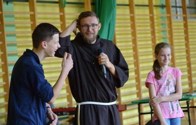 Kluczem do serca młodzieży jest muzyka. Wie o tym rapujący zakonnik o. Łukasz Buksa, który kilka dni temu spotkał się z uczniami Zespołu Szkół Publicznych w Wielkich Oczach. <br/>fot.UG Wielkie Oczy