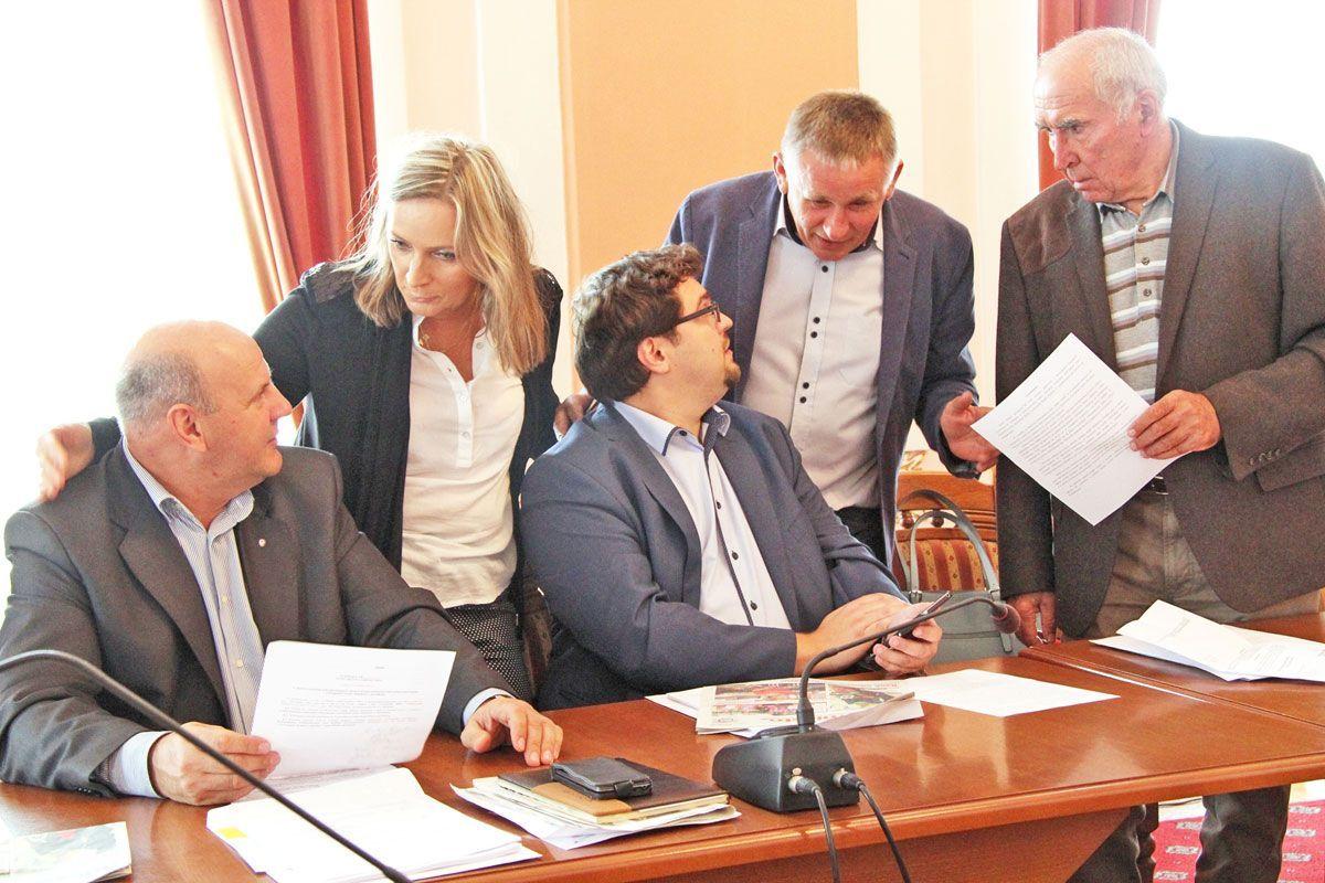 Michał Muzyczka (w środku w okularach), bezpartyjny szef partyjnego klubu powołany na złe czasy.<br/>fot.Roman Kijanka