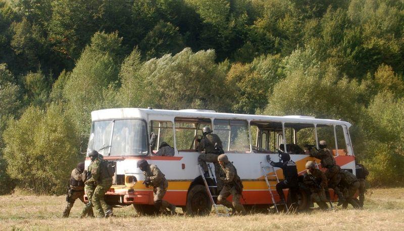 Jednym z elementów ćwiczeń było uwolnienia zakładników z autokaru.<br/>fot.serwis BiOSG