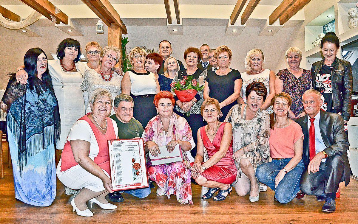 Klasa VIII B wraz z wychowawczynią (z kwiatami w dłoniach).<br/>fot.Aleksandra Białoń
