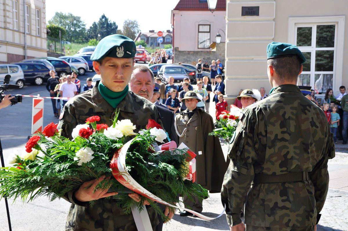 Złożenie kwiatów pod pomnikiem przez zaproszonych gości.<br/>fot.UM Jarosław