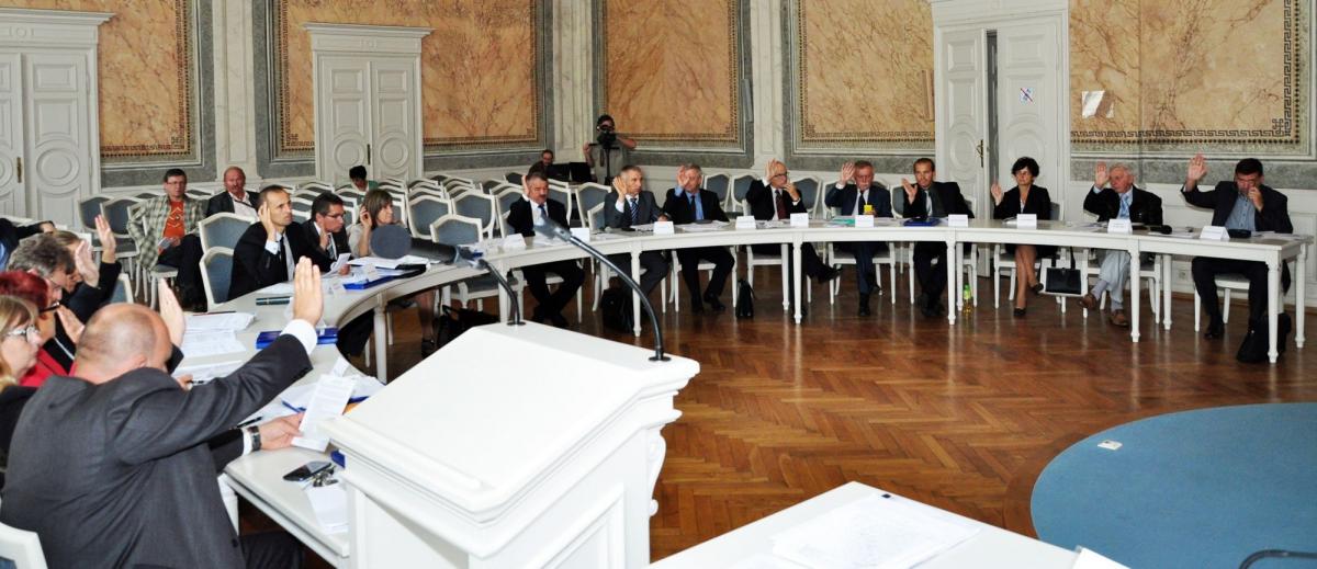 Podczas głosowania nad zmianą stawek opłat za parkowanie pojazdów w płatnych strefach przemyscy radni byli jednomyślni. <br/>fot.ze zbiorów własnych