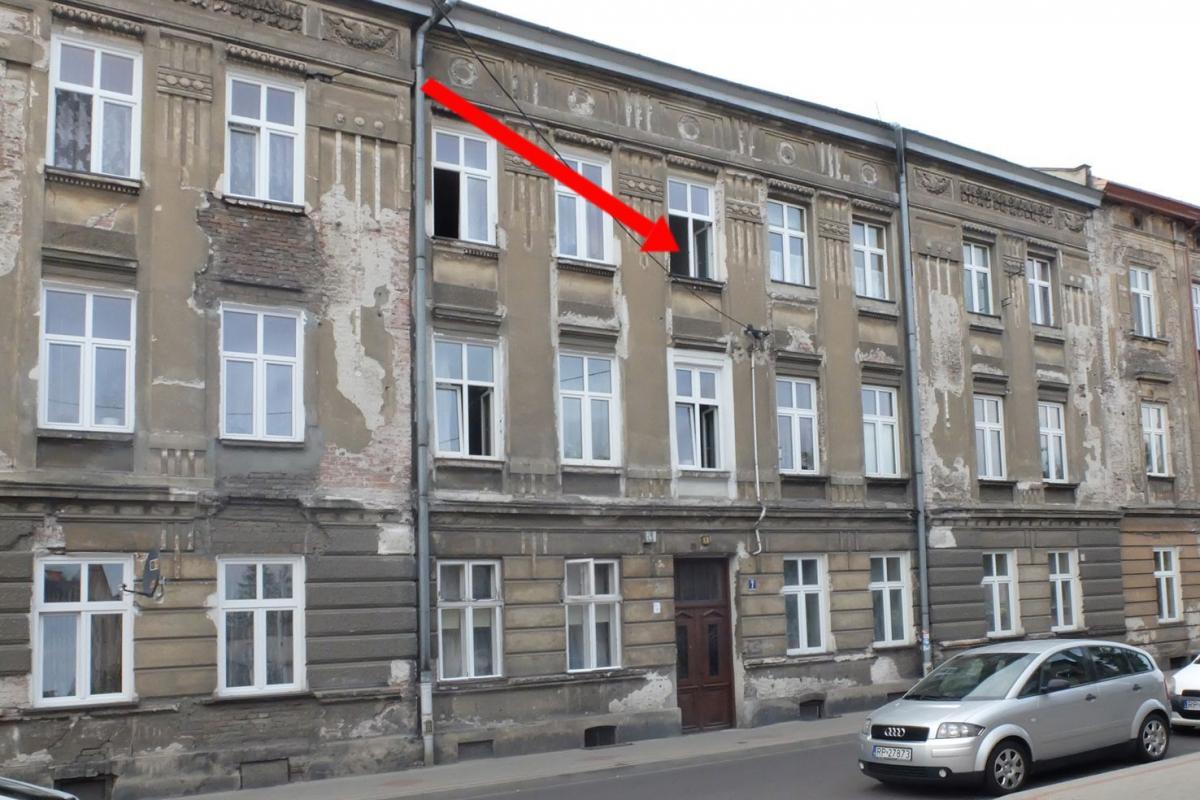 Kamienica przy ulicy Rokitniańskiej i okno na drugim piętrze, z którego wyleciał kotek.<br/>fot.JS