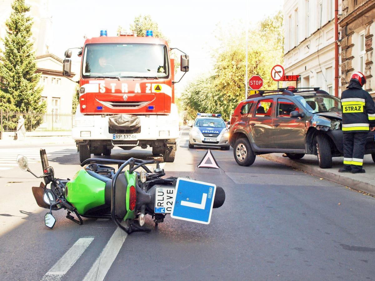 Kierująca dacią kobieta nie ustąpiła pierwszeństwa nadjeżdżającej z ulicy św. Jana, poruszającej się na motocyklu, kursantce nauki jazdy. Motocyklistka została potrącona.