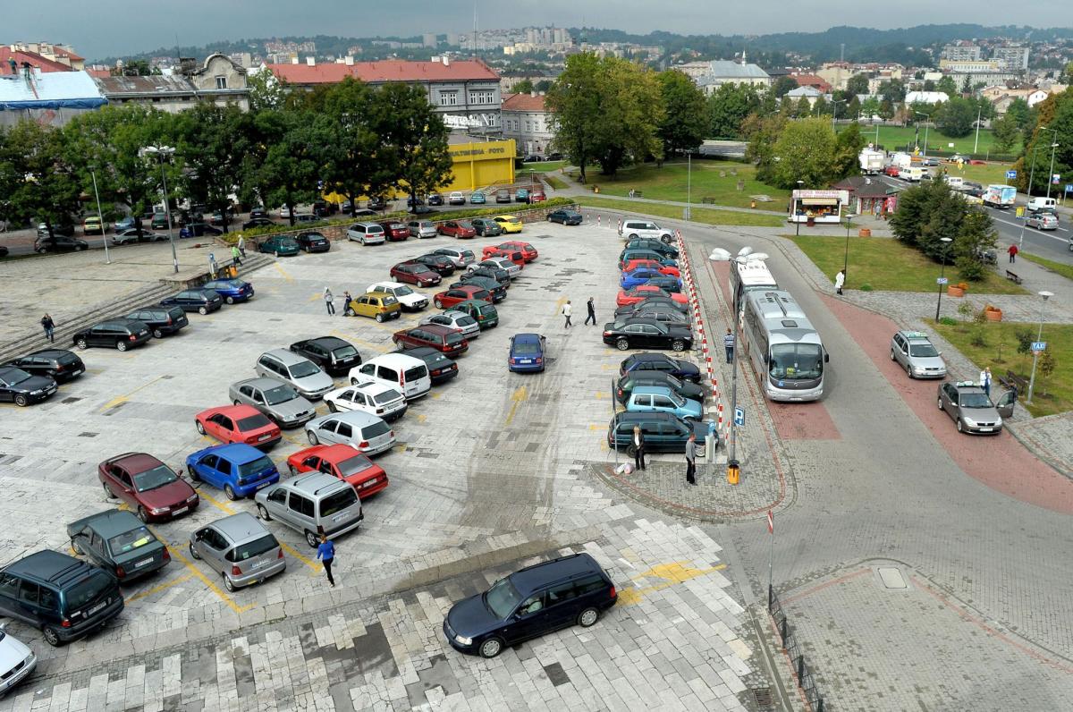 W Przemyślu jest 655 płatnych miejsc parkingowych. To ciągle za mało, ale na razie w planach nie ma budowy nowych parkingów.<br/>fot.zbiory własne