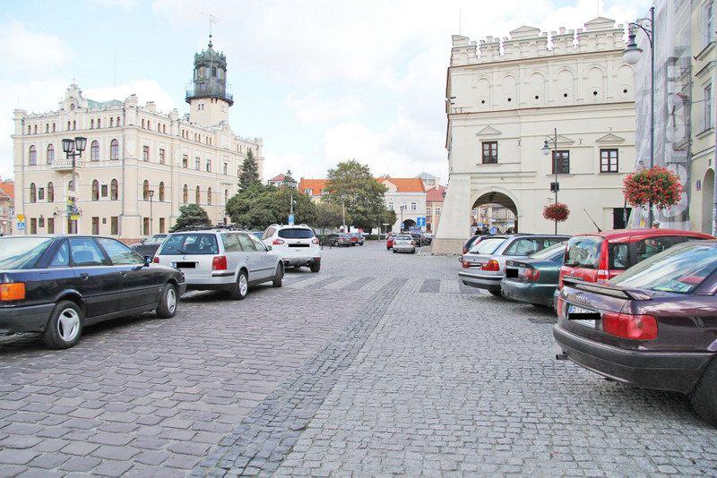 O zmianach ruchu w okolicy jarosławskiego Rynku słychać od miesięcy. Na razie zapełnił się samochodami.<br/>fot.Roman Kijanka