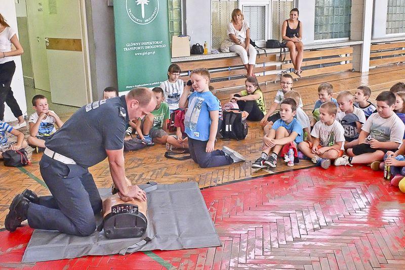 Uczniowie przemyskich szkół nr 1 i 16 uczą się, jak prawidłowo udzielać pierwszej pomocy. <br/>fot.Jacek Szwic