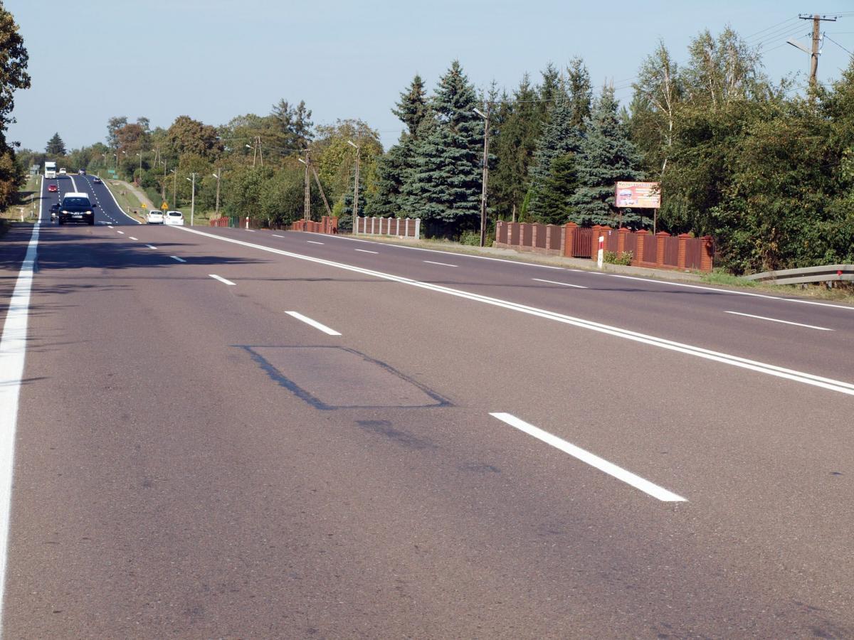 Na kilkunastokilometrowym odcinku Radymno – Orły, jadąc od strony Radymna, nie ma ani jednego lewoskrętu. Obowiązuje podwójna linia ciągła na czteropasmówce. Ci, którzy nie chcą nadrabiać kilometrów, łamią przepisy.<br/>fot.Mariusz Godos