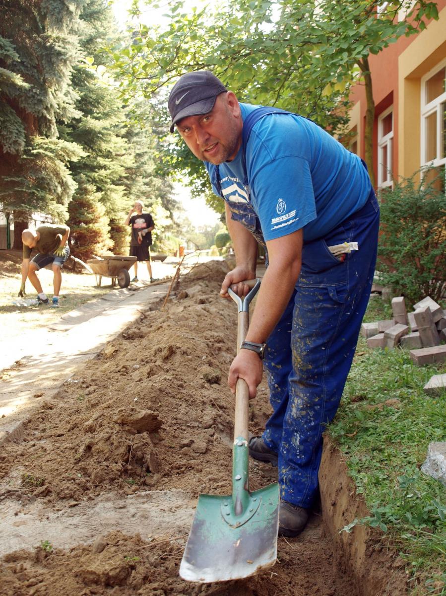 – To ciężka praca fizyczna, ale wiedzą, że to jest dla szkoły, mieszkańców osiedla, a kto wie, czy nie dla nich i ich pociech – tłumaczy radny Tomasz Schabowski (PO), który wcale nie przyglądał się robocie z boku, nie chlubi się tym, że akcję zorganizował, tylko sam wziął do ręki łopatę i pomaga. <b