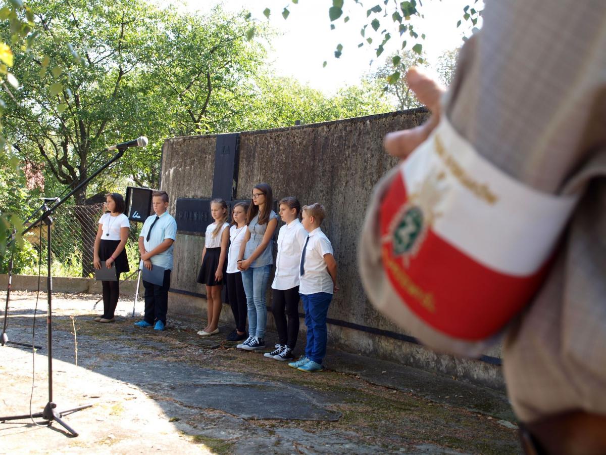 Uczniowie „piętnastki” zaprezentowali krótki program artystyczny, nawiązujący do tamtych wydarzeń sprzed 72 lat.<br/>fot.Mariusz Godos