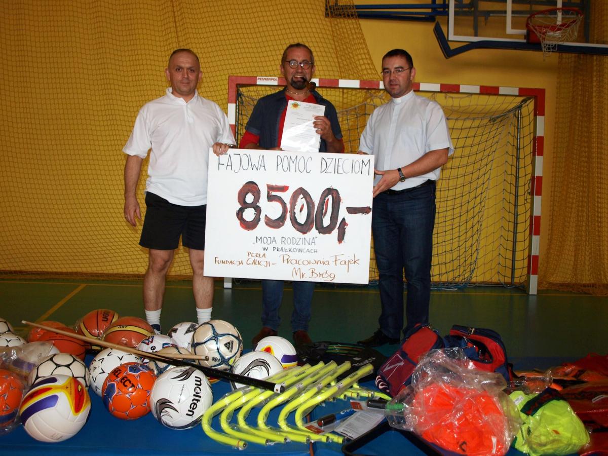 Sprzęt sportowy o wartości 8,5 tys. zł, przekazany przez Pracownię Fajek Mr. Bróg, trafił do Domu Dziecka „Moja Rodzina” w Prałkowcach. Od lewej: M. Materlak, Z. Bednarczyk i ks. P. Piątek.<br/>fot.Mariusz Godos