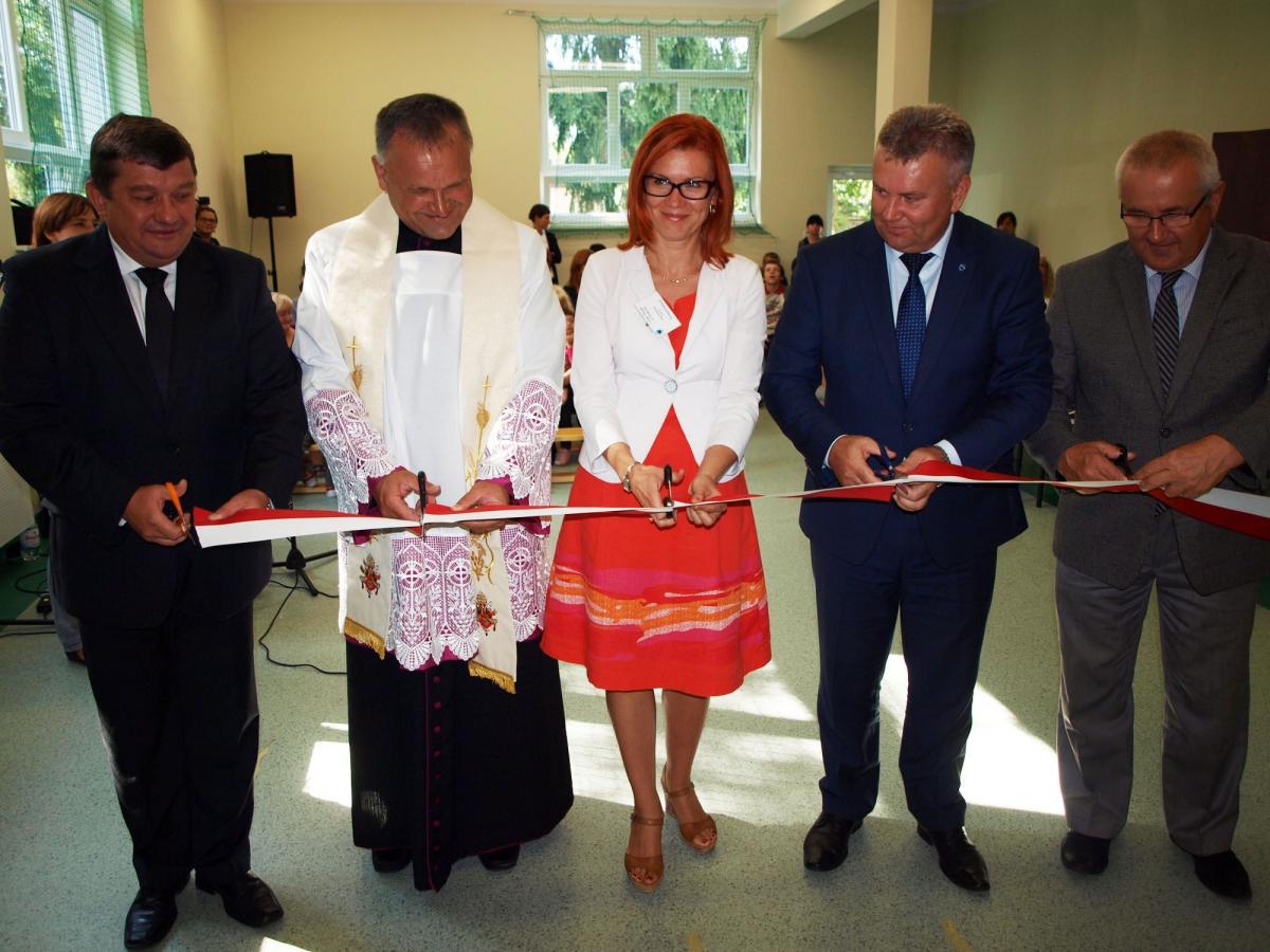 Uroczyste przecięcie wstęgi. Od lewej: dyrektor ośrodka A. Berestecki, ks. prałat S. Ożóg, inspektor w Wydziale Edukacji UM Anna Kozłowska, J. Hamryszczak i L. Strojny.<br/>fot.Mariusz Godos