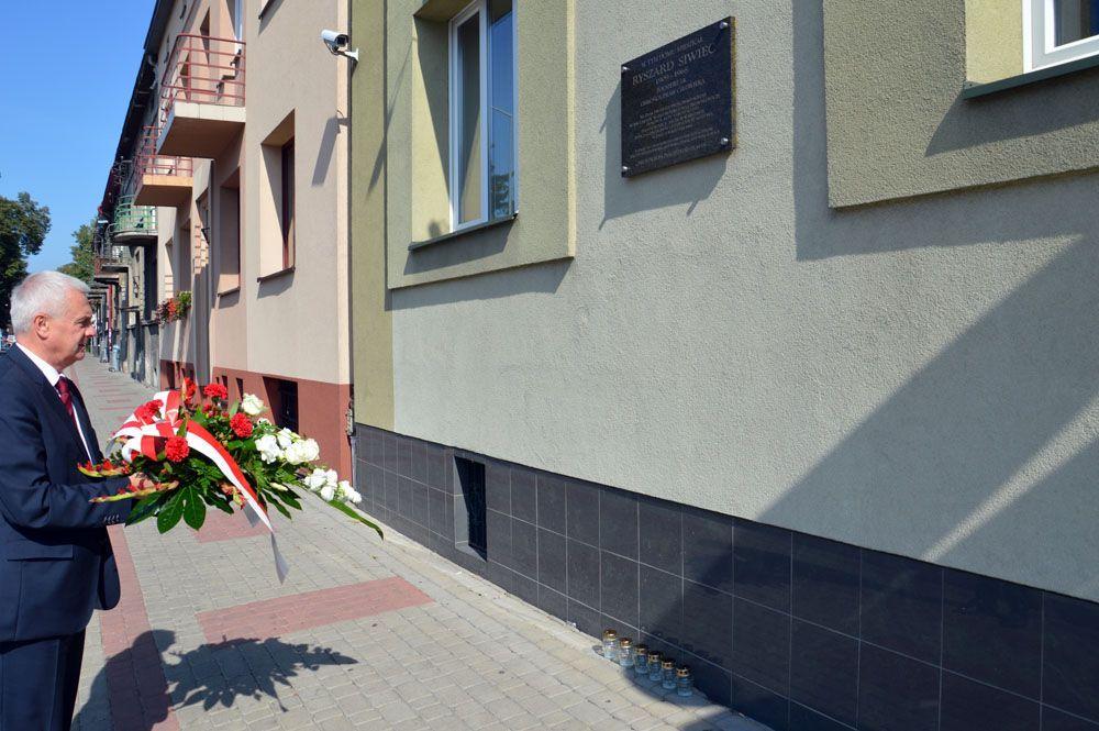 W rocznicę tragedii prezydent miasta Robert Choma złożył wiązankę kwiatów przed tablicą pamiątkową przy ulicy Okrzei w Przemyślu.<br/>fot.UM Przemyśl