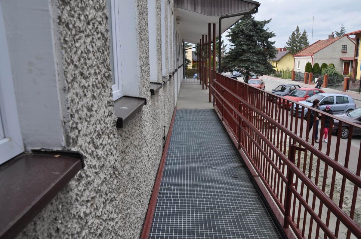 Przychodnia rejonowa przy ul. Kopernika ma podjazd dla niepełnosprawnych i windę. Bolączką jest zbyt mały parking. Jego powiększenie to jedna z propozycji w ramach budżetu obywatelskiego.<br/>fot.Paweł Bugira