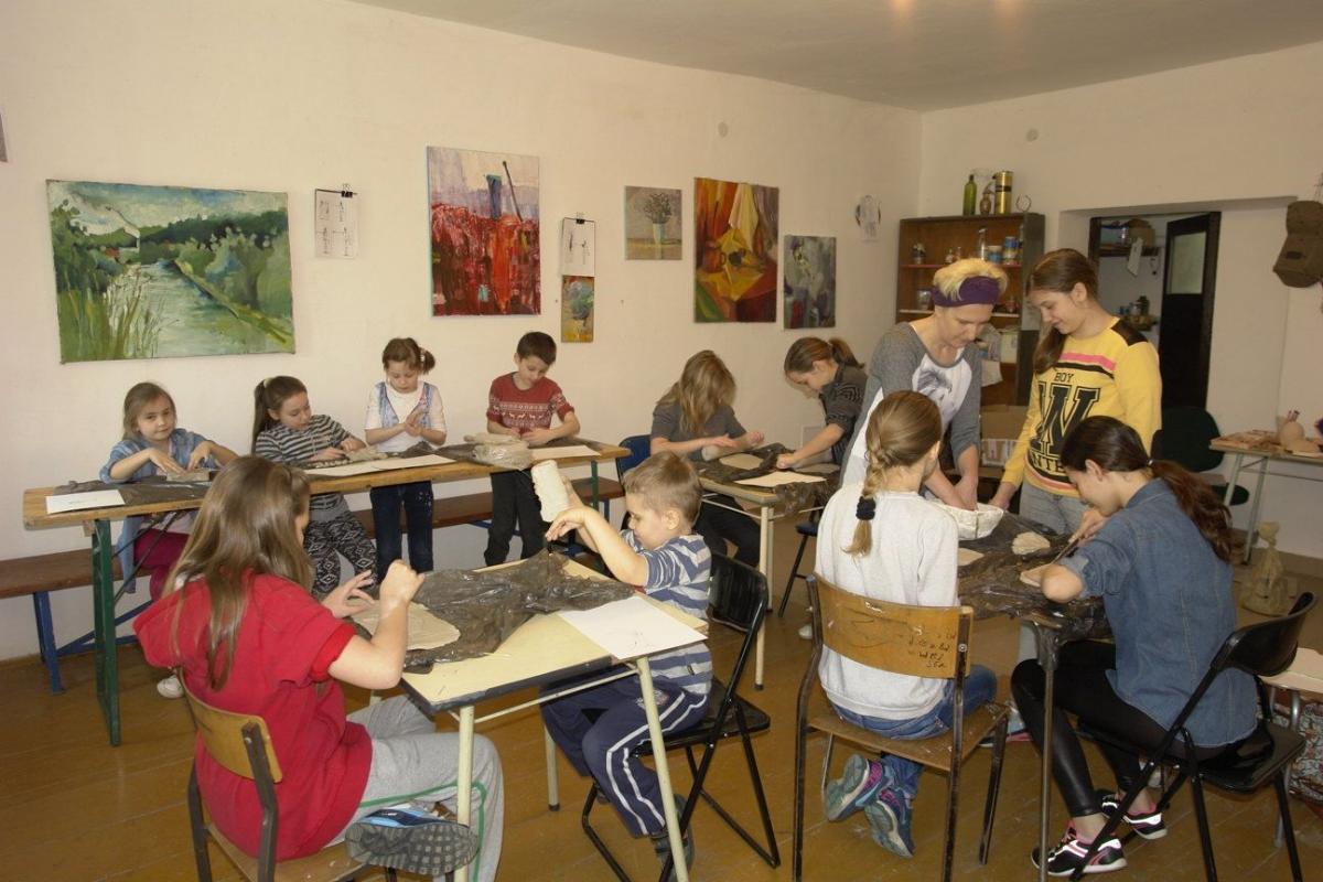 Podczas każdych zajęć uczestnicy uczą się nowych technik plastycznych. <br/>fot.Muzeum w Przeworsku