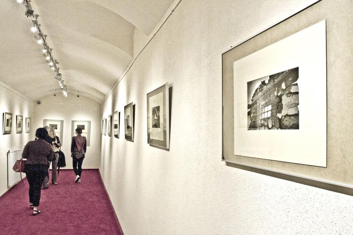 Fragment wystawy w galerii „Stara Kręgielnia”.<br/>fot.Jacek Szwic