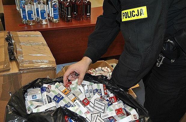 Solidny zapas nielegalnego alkoholu i tytoniu ukryty był w kartonowych pudłach i workach na śmieci.<br/>fot.KPP Jarosław