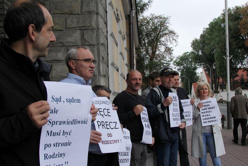 Ubiegłotygodniowy protest przed Sądem Rejonowym w Jarosławiu. <br/>fot.Roman Kijanka
