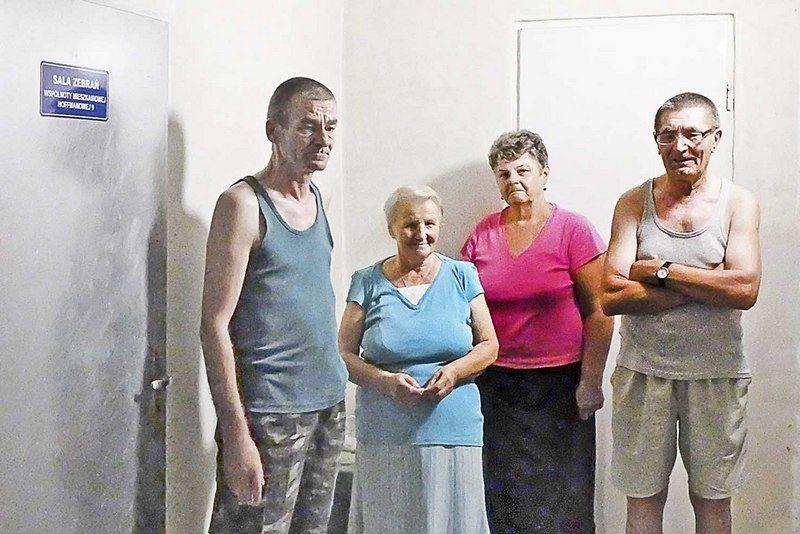 Państwo P. i dwoje lokatorów pokazują zamknięte drzwi do byłej suszarni.<br/>fot.Jacek Szwic