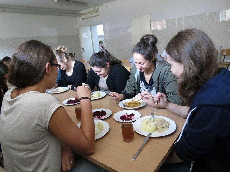 Część uczniów szkół średnich nadal korzysta z obiadów przygotowywanych w szkolnych stołówkach. Najczęściej narzekają na herbatę z miodem i niesłone potrawy.<br/>fot.Barbara Chmura