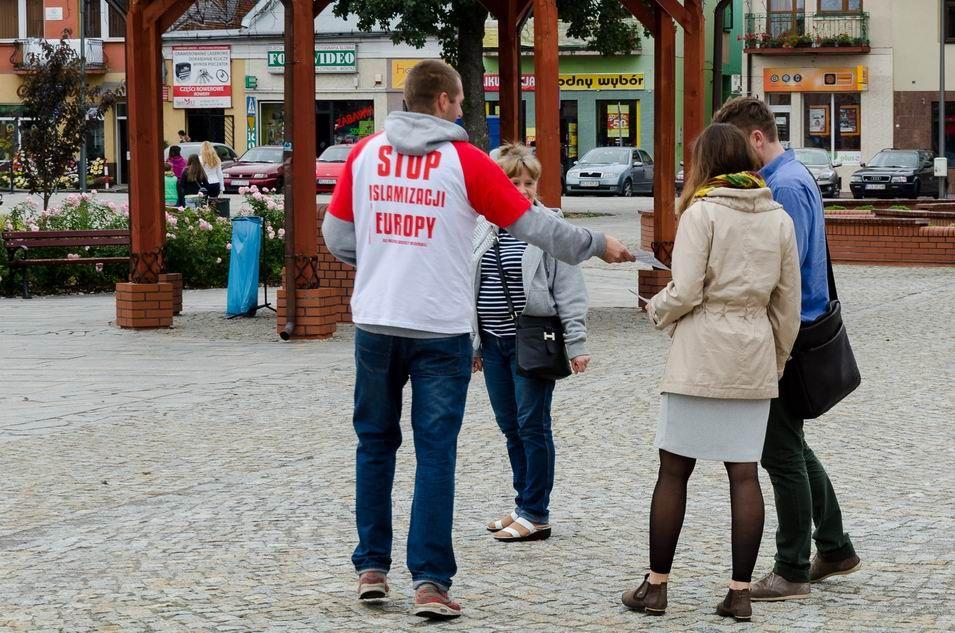 Sobotnia manifestacja trwała godzinę. Ludzie na ogół chętnie odbierali ulotki i – jak twierdzą organizatorzy – popierali inicjatywę.<br/>fot.Tomasz Mielnik