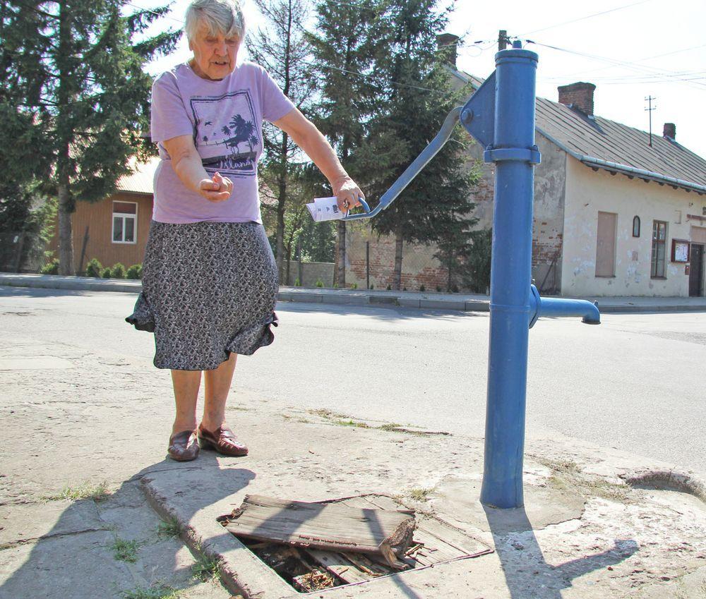 – Wystarczy chwila nieuwagi, by wpaść w studzienkę – pokazuje pani Maria mieszkająca w sąsiedztwie.<br/>fot.Roman Kijanka