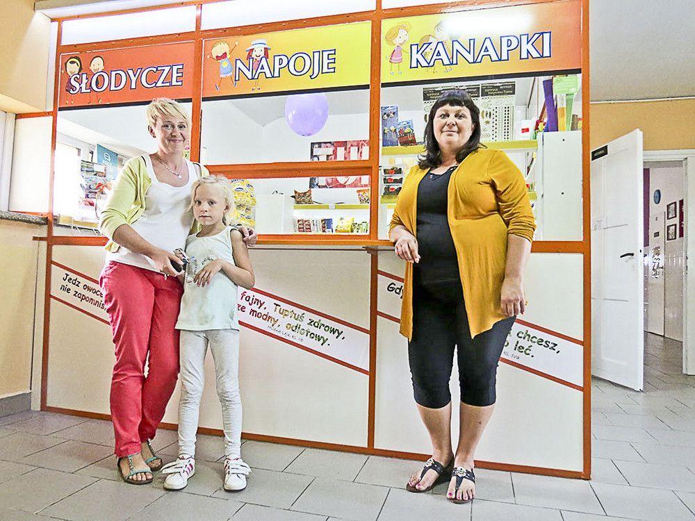 Sklepik „Tuptuś” w Szkole Podstawowej nr 2 prowadzi logopeda Dorota Czarny- Konieczny (z lewej) wraz z członkinią Rady Rodziców Marzeną Cedzidło (z prawej).<br/>fot.Barbara Chmura