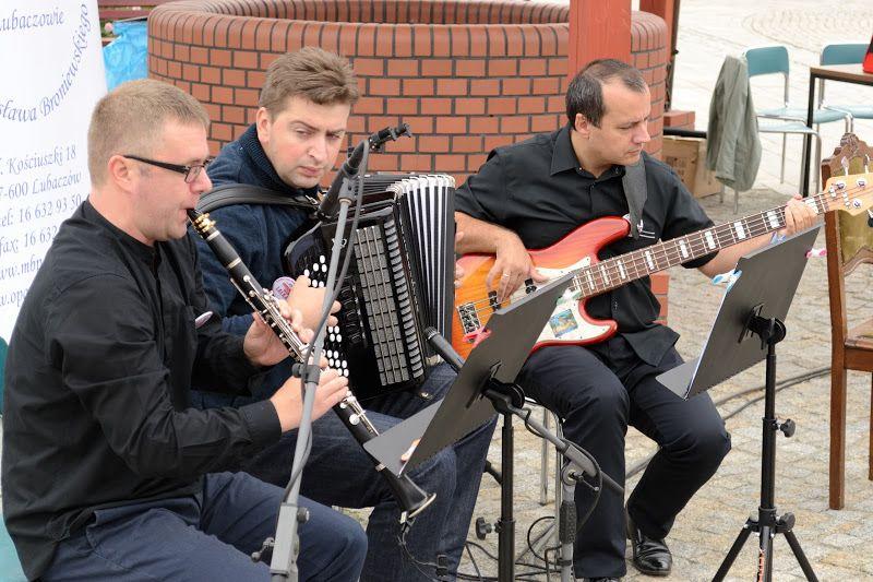 Melodie pozytywistyczne zagrali pracownicy Państwowej Szkoły Muzycznej.<br/>fot.Archiwum MBP Lubaczów