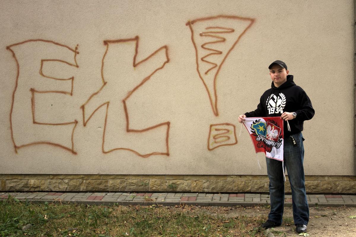 Michał Horbaczek przy jednej ze ścian, która niebawem zostanie zamieniona w mural.<br/>fot.Justyna SŁOTA