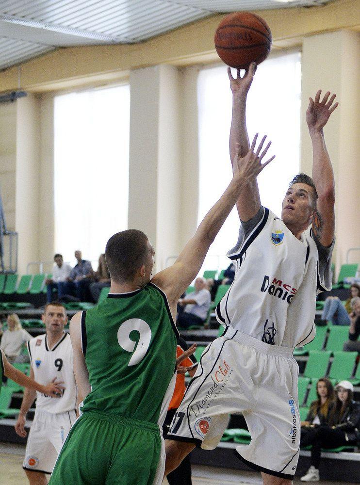 Tomasz Krzywdziński (rzuca) będzie sporym wzmocnieniem MCS Daniel Gimbaskets 2 w podkoszowej walce.<br/>fot.zbiory własne