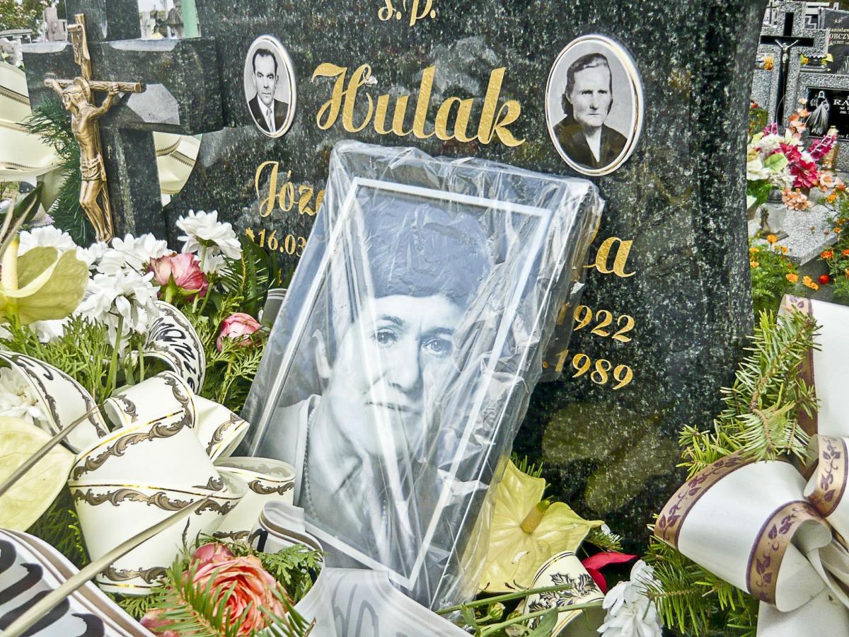 Grób pani Zdzisławy tonie w kwiatach. Nim bliscy mogli ją godnie pożegnać, przeszli prawdziwą batalię o wydanie aktu zgonu. W całej tej sytuacji nie można oprzeć się wrażeniu, że cyferki biorą górę nad humanitaryzmem lekarzy.<br/>fot.Tomasz Mielnik