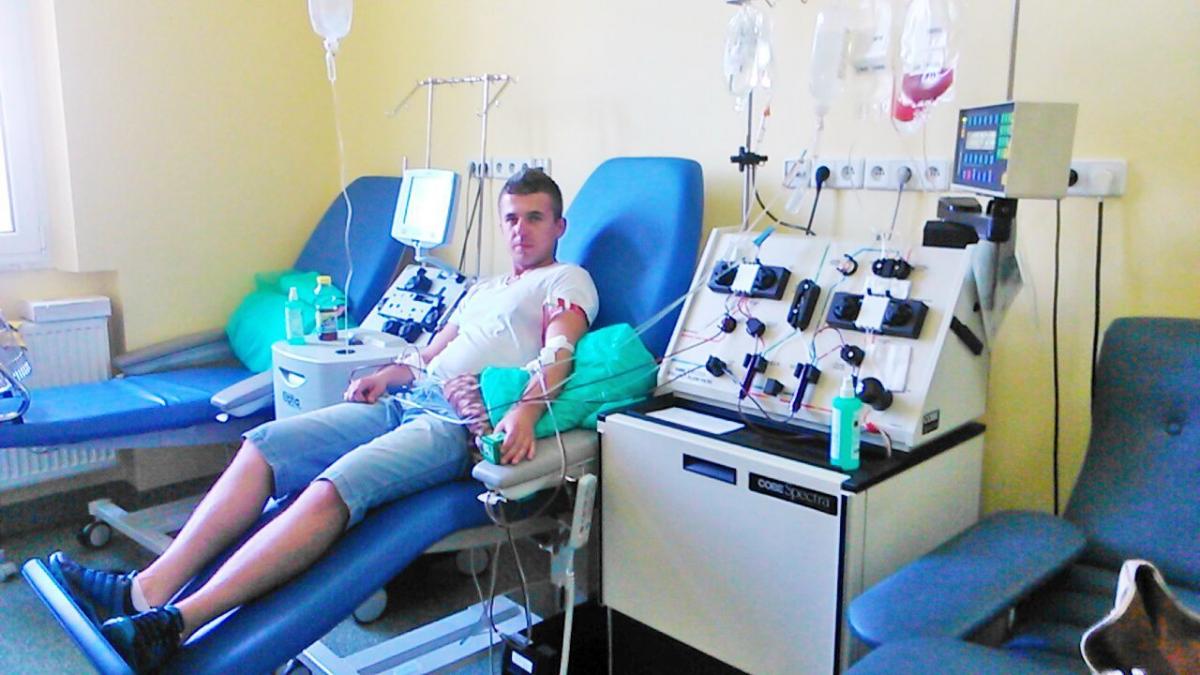 Marcin Niejedli podczas zabiegu pobierania komórek macierzystych w krakowskiej klinice uniwersyteckiej.