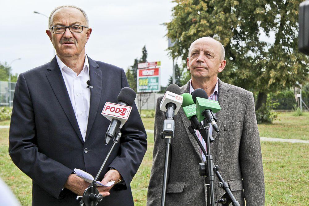 M. Kasprzak wspólnie J. Batyckim dali do zrozumienia, że mało kto tak dba o drogi jak przedstawiciele PSL.<br/>fot.Roman Kijanka
