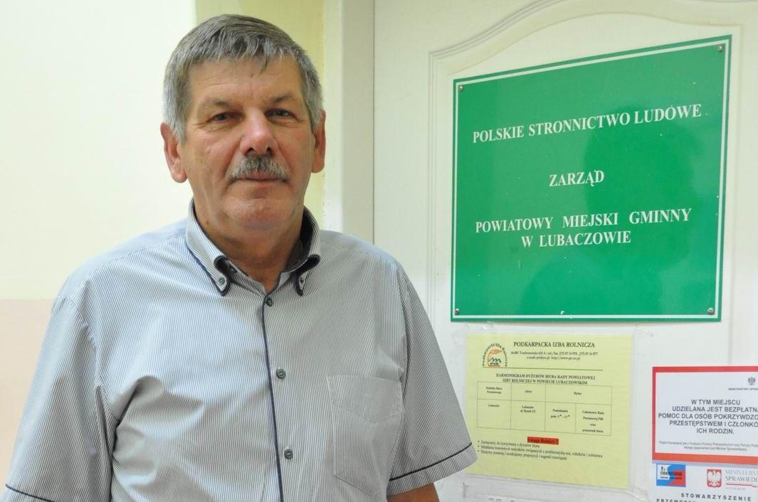 W Lubaczowie biuro powiatowe Izby Rolniczej mieści się w biurze PSL. Podobnie jest w sześciu innych miastach. – To celowe działanie, żeby ludzie myśleli, że to jedno – uważa Zbigniew Słotwiński, przewodniczący lubaczowskiej rady Izby.<br/>fot.Paweł Bugira