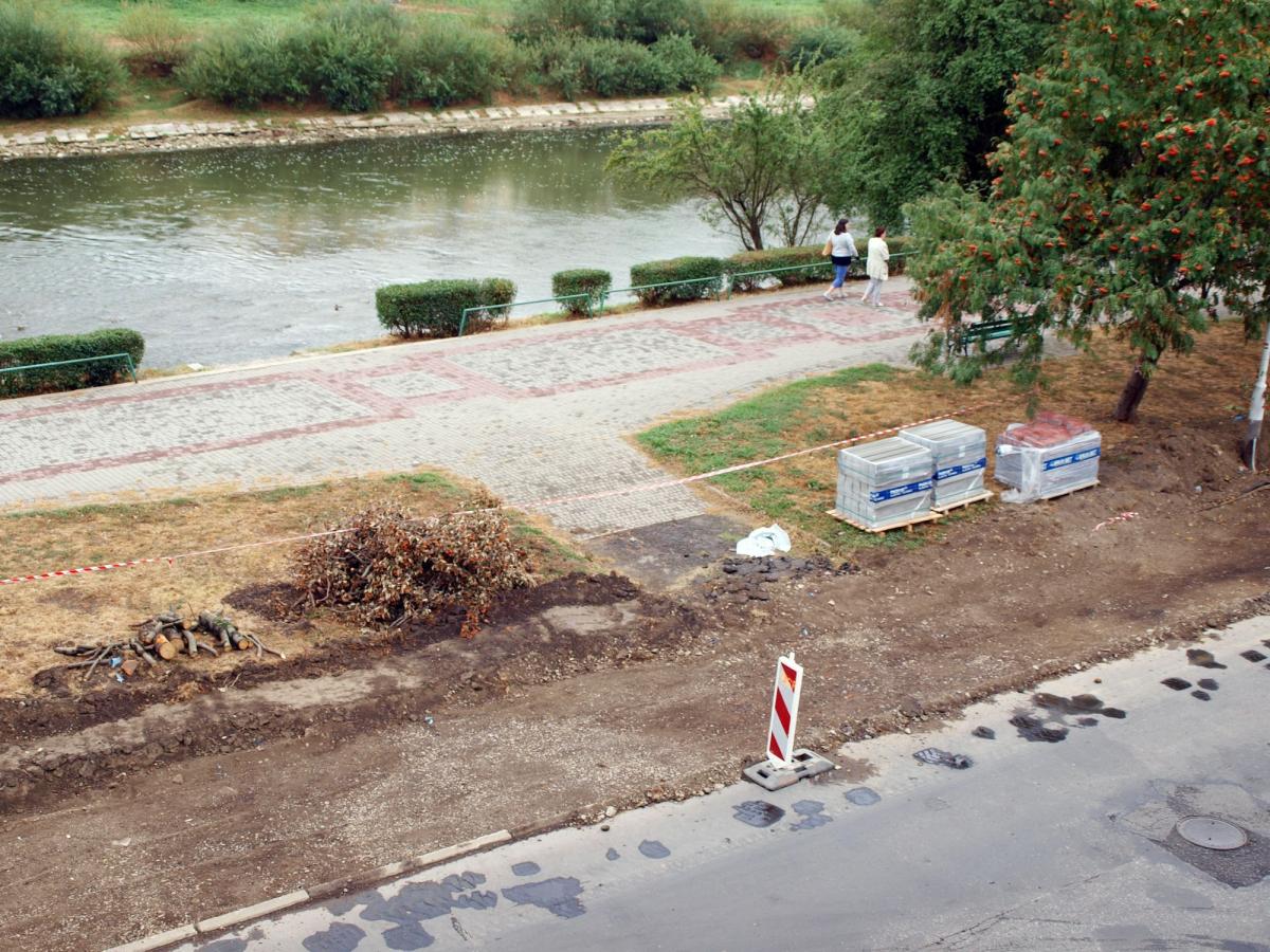 W miejscu, gdzie obecnie budowana jest ścieżka rowerowa przy ulicy Wybrzeże Jana Pawła II w Przemyślu, prowadząca do kładki pieszo-rowerowej przez San, były do tej pory miejsca parkingowe.<br/>fot.Mariusz Godos
