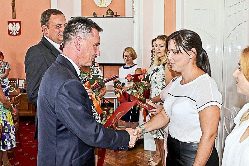Wiceburmistrz Marcin Zaborniak wręcza nauczycielom akty mianowania.<br/>fot.UM Jarosław