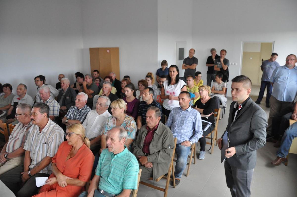 Opowiadając o bolączkach swojego osiedla, mieszkańcy zwracali uwagę, że było już wiele obietnic pomocy, ale pozostają one niezrealizowane. <br/>fot.Paweł Bugira