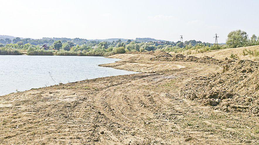 Prace na jednym z brzegów rozpoczęły się kilka tygodni temu, a miejsce zostało oznakowane tabliczkami „teren prywatny”. Być może za rok będzie można korzystać tu z prawdziwej plaży.<br/>fot.Feliks MB