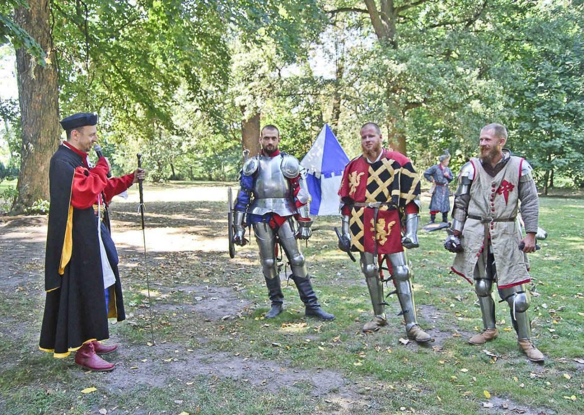 Na początek zostali przedstawieni rycerze, którzy stoczyli pojedynek. Można było dopingować swojego faworyta. 