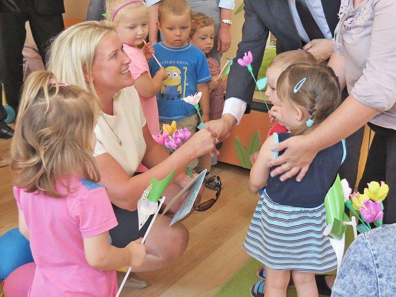 Wiceminister Elżbieta Seredyn odwiedziła również żłobek w Gaci. Podopieczni wręczyli jej kwiaty i laurki.<br/>fot.Izabela Plęs