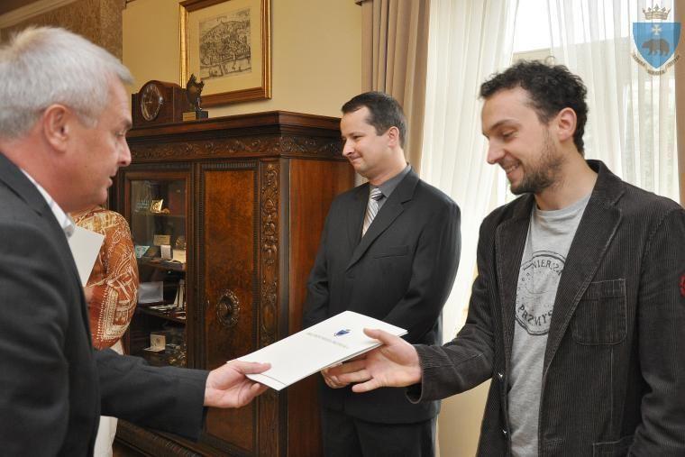 W 2011 r. stypendium twórcze trafiło m.in. do rąk Tomasza Trojnara (z prawej) za stworzenie wirtualnego spaceru po fortach Twierdzy Przemyśl.<br/>fot.UM Przemyśl