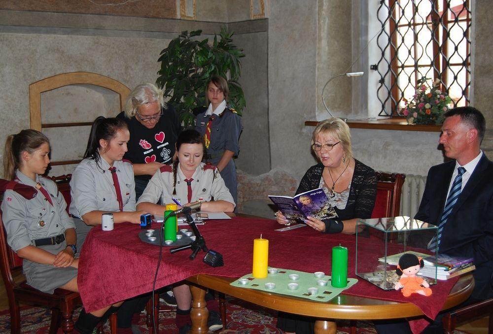 Jako pierwsza zaczęła czytać Alicja Zając. Zaprezentowała swoją książkę Magiczne zwierzenia. Inicjatorka wydarzenia podziękowała też harcerzom za wielkie zaangażowanie i pomoc w jego zorganizowaniu. <br/>fot.Izabela Plęs