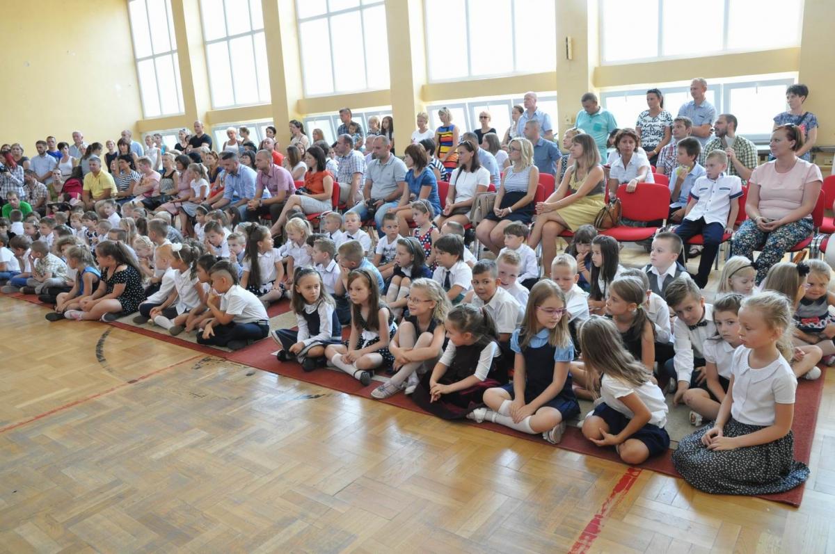 W Szkole Podstawowej nr 4 w Przemyślu edukację rozpoczęło 100 uczniów klas pierwszych.<br/>fot.Paweł Bugira
