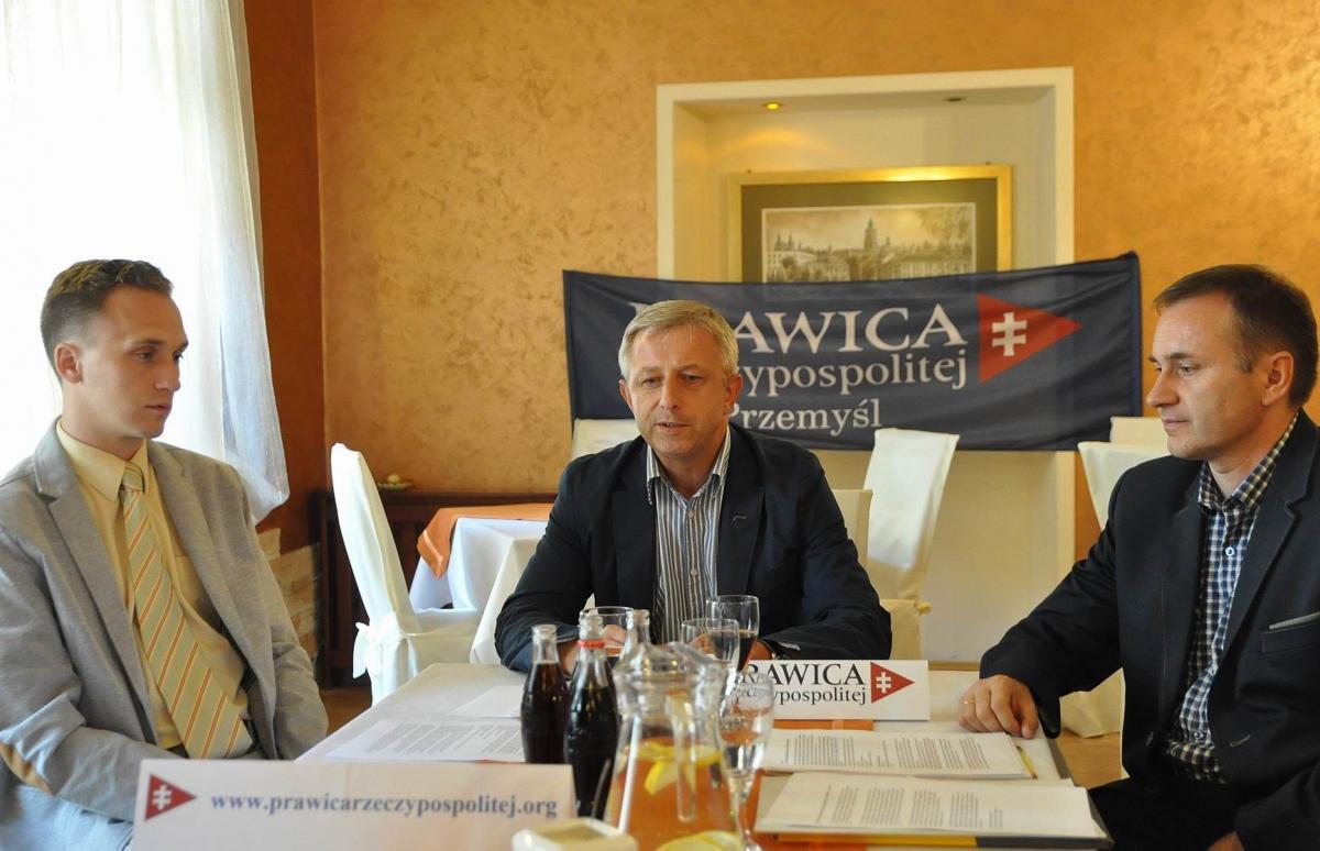 Uczestnicy konferencji prasowej (od lewej): Waldemar Pałys – członek rady krajowej Prawicy RP, Wiesław Morawski – wiceprzewodniczący partii na Podkarpaciu i Wojciech Winter – pełnomocnik okręgowy partii.<br/>fot.Paweł Bugira