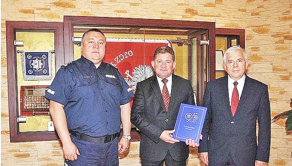 Konsul Generalny Ukrainy w Lublinie Wasyl   Pawlyuk (w środku) podczas wizyty w Komendzie Miejskiej Policji w Przemyślu. Pierwszy z lewej komendant miejski policji w Przemyślu inspektor Krzysztof Pobuta. Pierwszy z prawej Konsul Honorowy Ukrainy w Polsce Aleksander Baczyk.<br/>fot.archiwum KMP Przem
