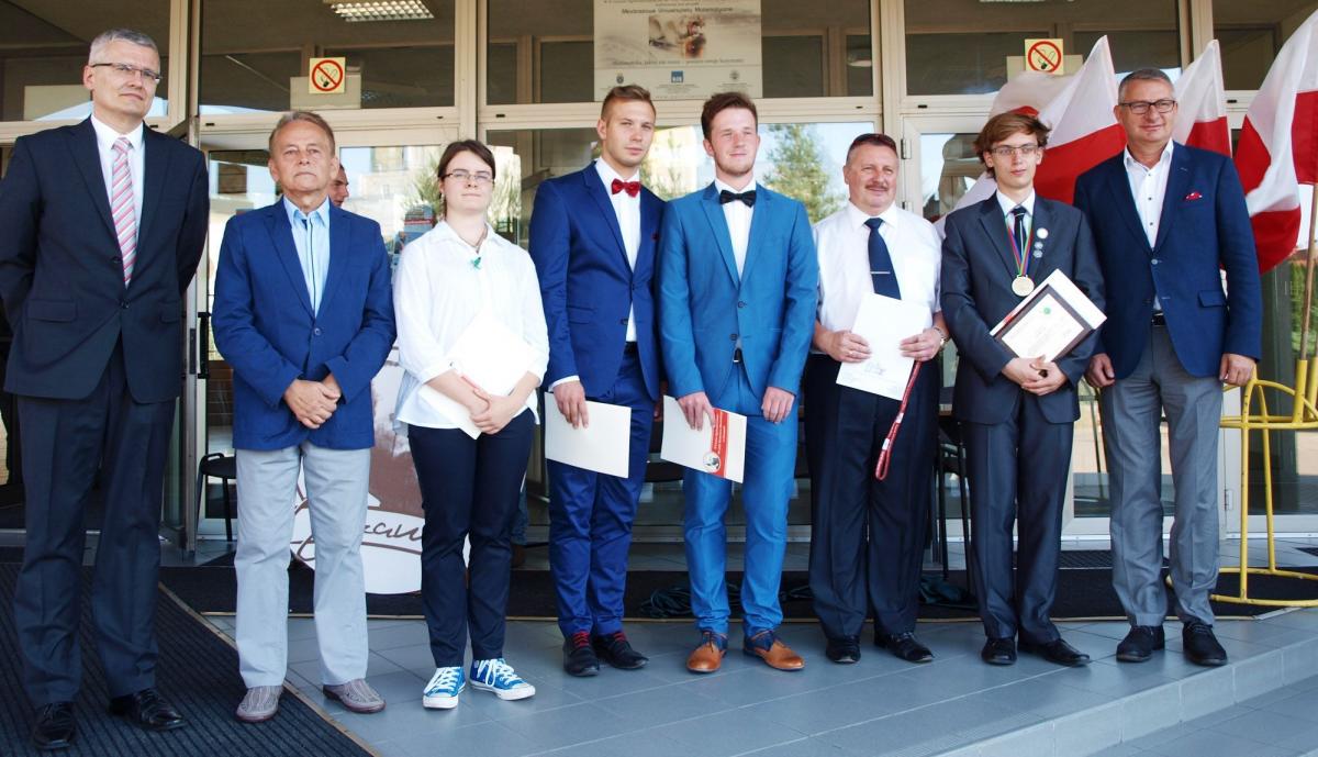 Tegoroczni laureaci nagrody im. prof. Zbigniewa Brzezińskiego w towarzystwie dyrekcji i zaproszonych gości. Stoją od lewej: dyrektor II LO Artur Pich, Józef Frankiewicz (pełnomocnik prof. Zbigniewa Brzezińskiego), Karolina Sawicka, Michał Sekuła, Piotr Pawłucki, nauczyciel chemii Marian Sztaba, Mich