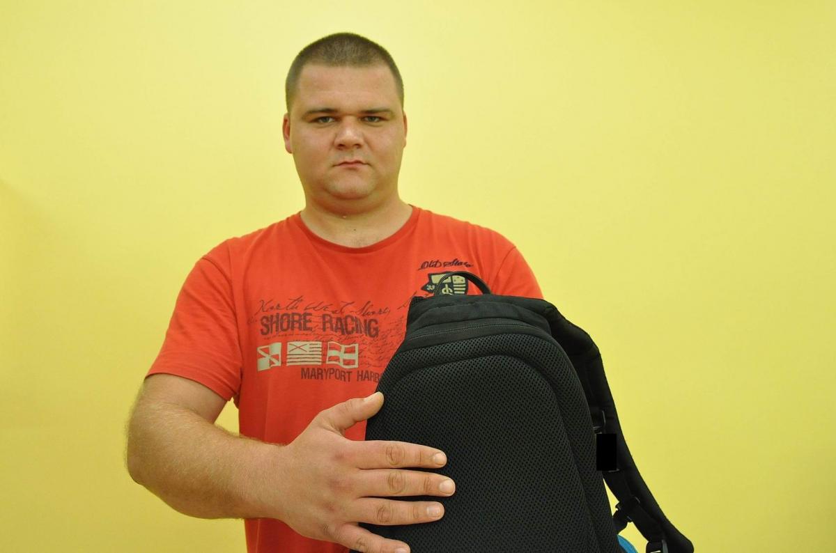 Plecak powinien mieć zawsze sztywne plecy oraz odpowiednio wyprofilowaną i wentylowaną wyściółkę. – Nie tylko poprawia ona wentylację, ale umożliwia zmniejszenie obciążenia kręgosłupa poprzez zbliżenie środka ciężkości do pleców – wyjaśnia Piotr Lenar, fizjoterapeuta w Ośrodku Rehabilitacyjno-Edukac
