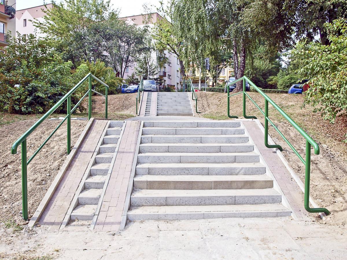 Nowe, podwójne schody na osiedlu Glazera bardzo ucieszyły mieszkańców kilku pobliskich bloków.<br/>fot.Mariusz Godos