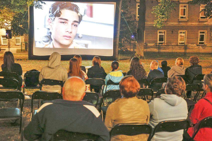 Podczas ostatniego seansu na Małym Rynku wyświetlony został film „Cinema Paradiso.” <br/>fot.Monika Maj