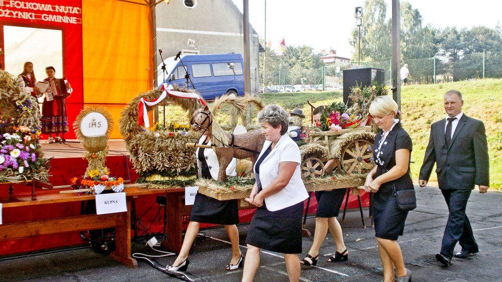 Reprezentacja wsi z obdarowanym wieńcem rolnikiem.<br/>fot.Ewelina Grzegorzak